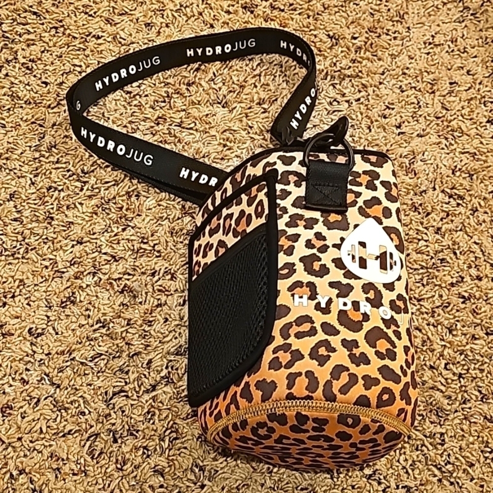 Nwot HYDROJUG Cheetah print sleeve with mesh pocket